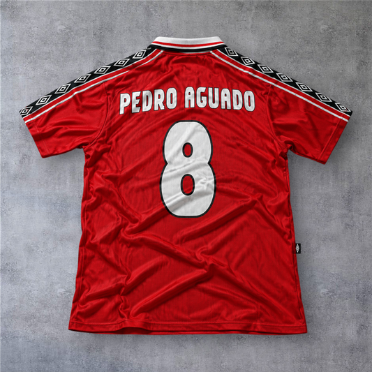 Camisola de futebol A minha loja Córdoba 2000 fora, vermelha com o nome Pedro Aguado e o número 8 nas costas.
