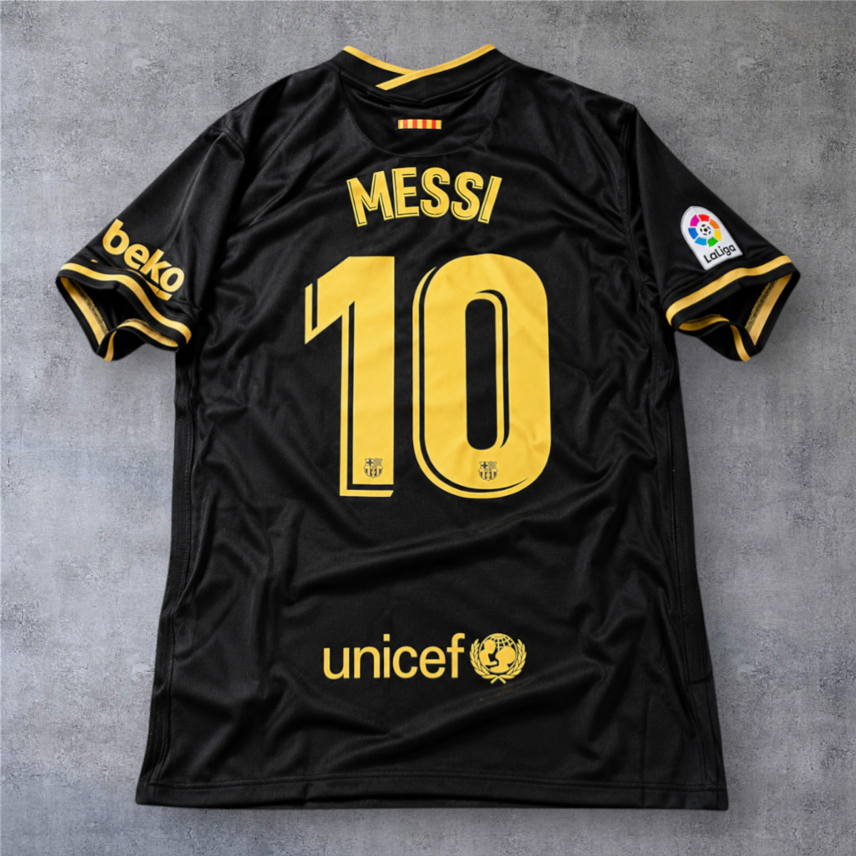 Camisola oficial A minha loja do Barcelona 2020/21, terceira equipa, preta e dourada com o nome Messi e número 10.