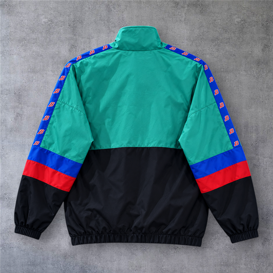 Casaco vintage Barcelona 1996/97 da A minha loja, com design tricolor em verde, azul e preto e detalhes nas mangas.