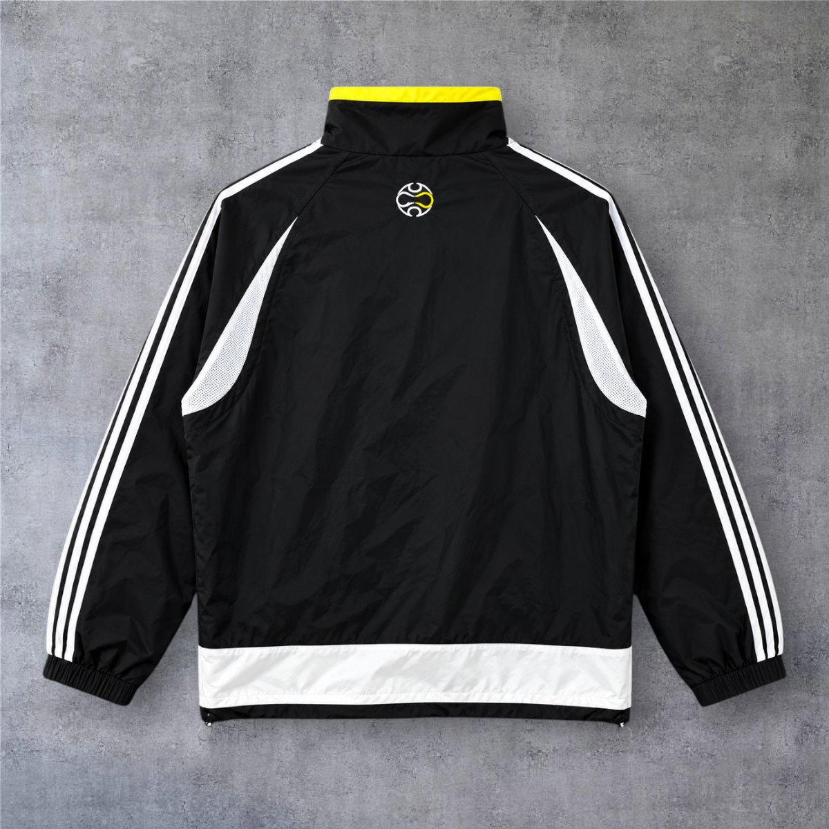 Casaco vintage Real Madrid 2006/07 preto com detalhes brancos e amarelos, estilo desportivo da A minha loja