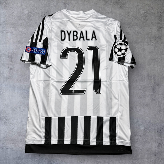 Camisola oficial A minha loja da Juventus 2015/2016, modelo Dybala 21, com emblemas da Champions League nas mangas.