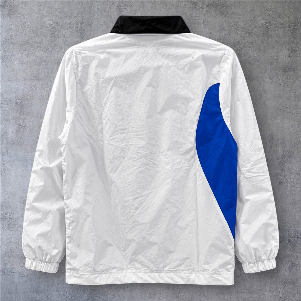 Casaco vintage Real Madrid 2012/13 branco com detalhes em azul da A minha loja, design de fecho completo.