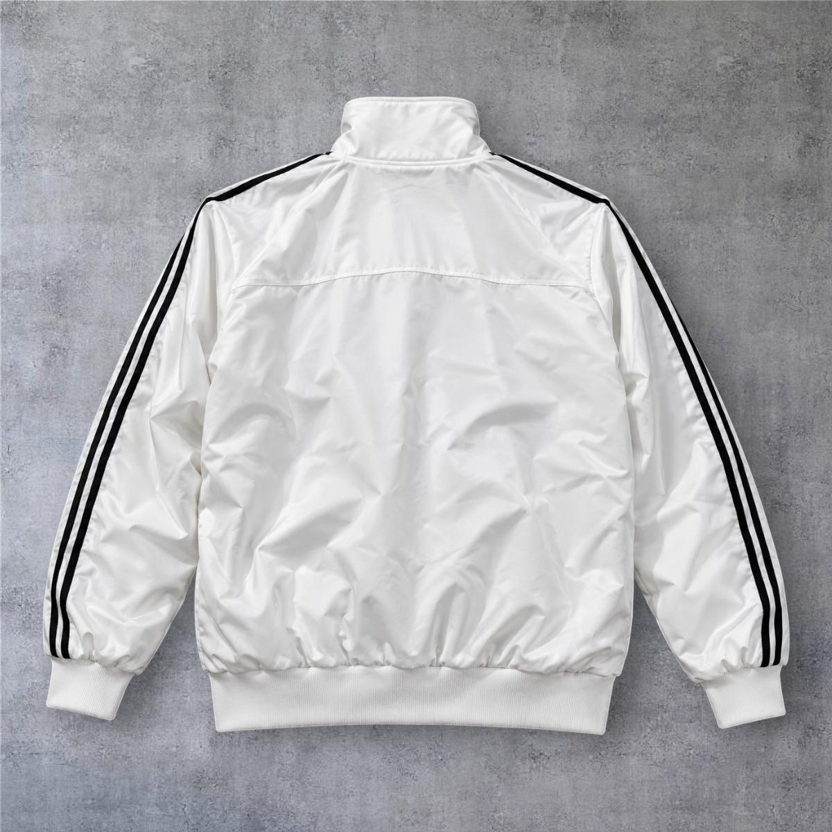 Casaco vintage A minha loja do Real Madrid 2013/14 em branco com riscas pretas nas mangas e fecho completo.