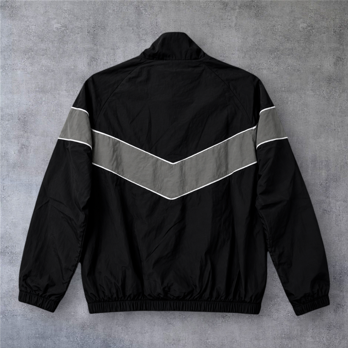 Casaco vintage PSG 2019 A minha loja, preto com detalhe em V cinzento nas costas e fecho completo.