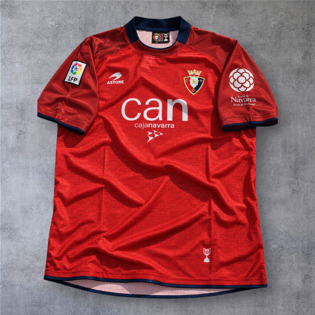 Camisola de futebol A minha loja Osasuna 2004/05 vermelha com detalhes em azul marinho e logótipo da La Liga