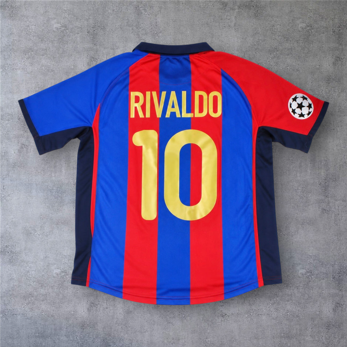 Camisola de futebol A minha loja do Barcelona 2001/02, modelo Rivaldo 10, com riscas azuis e vermelhas e emblema UCL