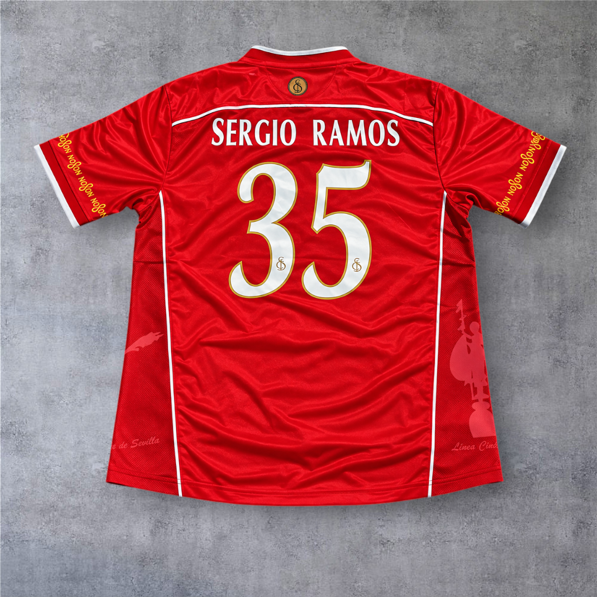 Camisola de futebol A minha loja do Sevilla 2003/04, vermelha, com o nome Sergio Ramos e o número 35 nas costas.