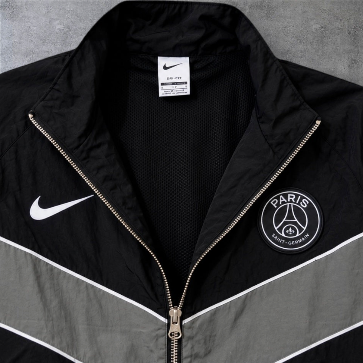 Casaco vintage A minha loja PSG 2019 preto e cinzento com fecho completo, logótipo Nike e emblema do clube