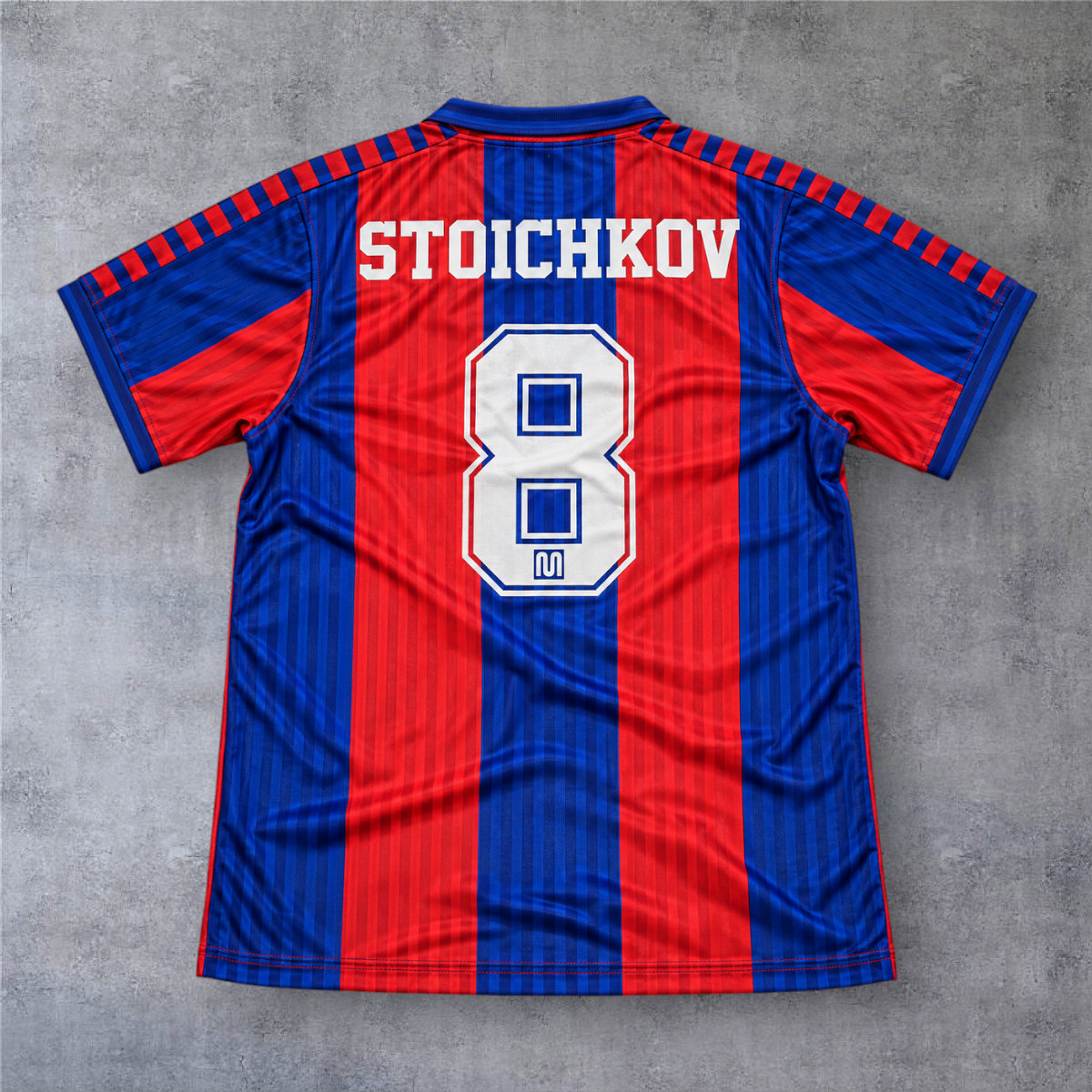 Camisola de futebol A minha loja do Barcelona 1991, modelo Stoichkov 8, com riscas verticais azuis e vermelhas.