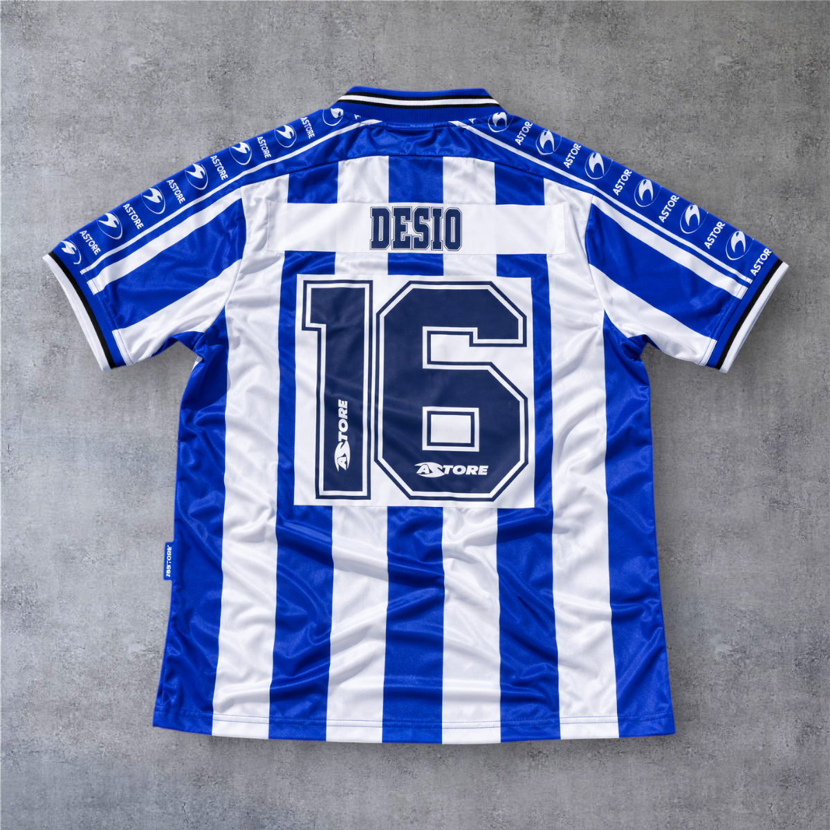 Camisola de futebol A minha loja Alavés 1998/99, modelo Desio 16, com riscas azuis e brancas e detalhes retro.