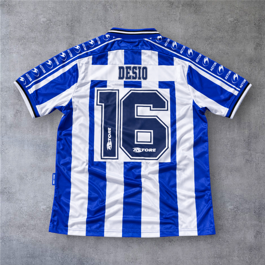 Camisola de futebol A minha loja Alavés 1998/99, modelo Desio 16, com riscas azuis e brancas e detalhes retro.