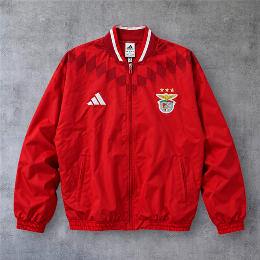 Casaco vintage vermelho do Benfica da A minha loja com fecho completo, gola canelada e emblema do clube no peito.