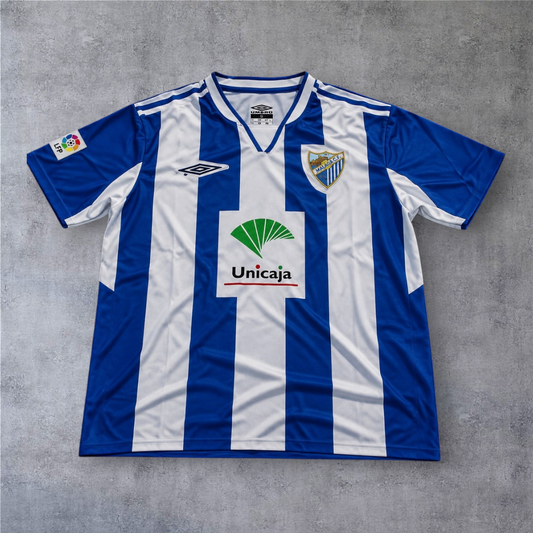 Camisola de futebol A minha loja Malaga 2005/06 oficial, com riscas verticais azuis e brancas e emblema do clube.