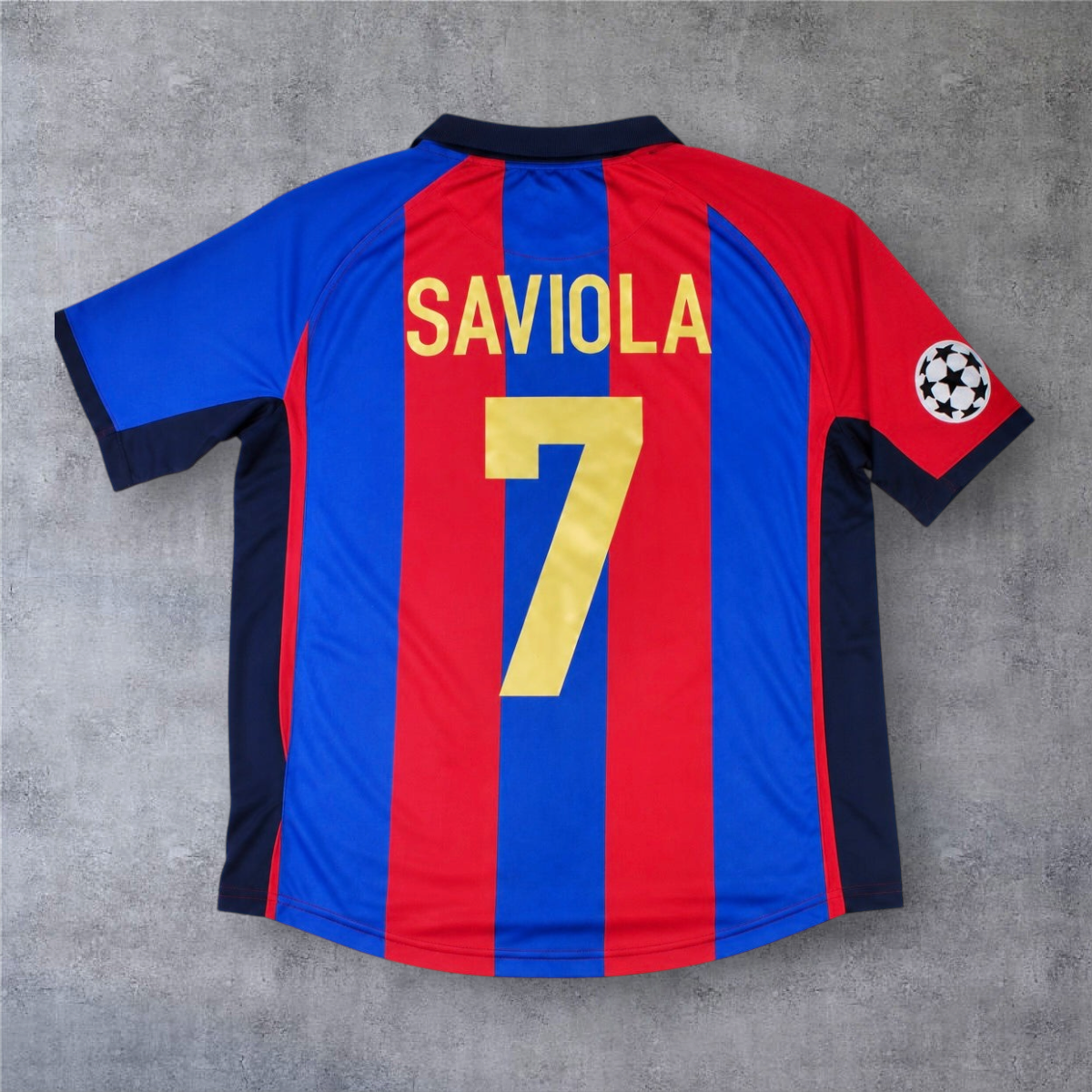 Camisola de futebol A minha loja do Barcelona 2001/02, modelo Saviola 7, com emblema da Champions League na manga.