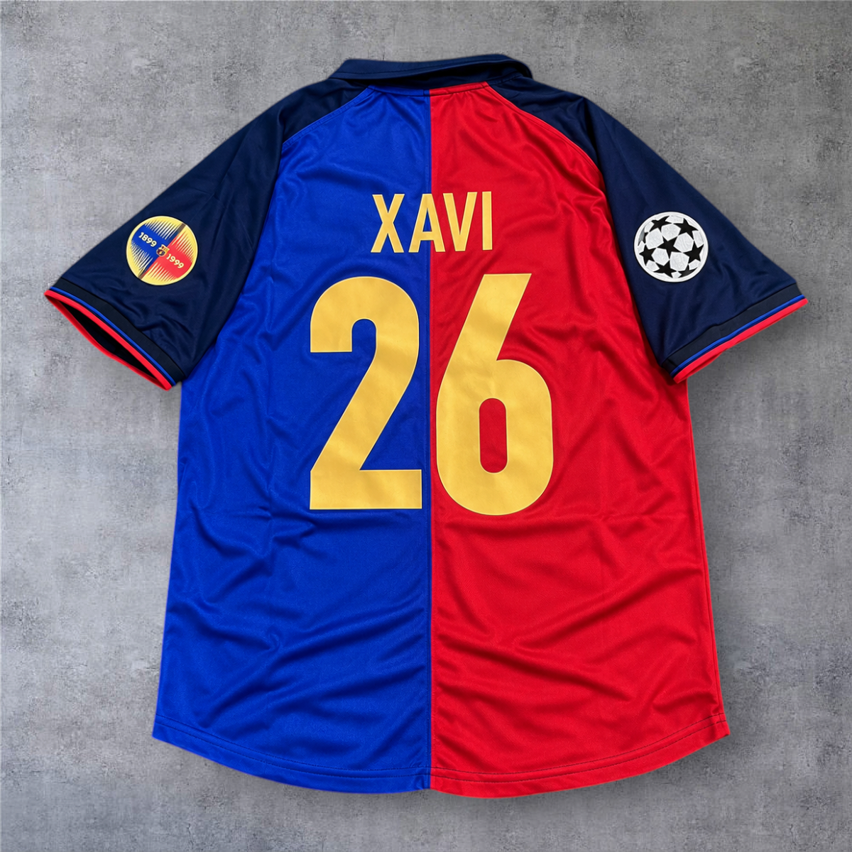 Camisola de futebol A minha loja do Barcelona 1998/1999, modelo Xavi 26, com emblemas da Champions League nas mangas.