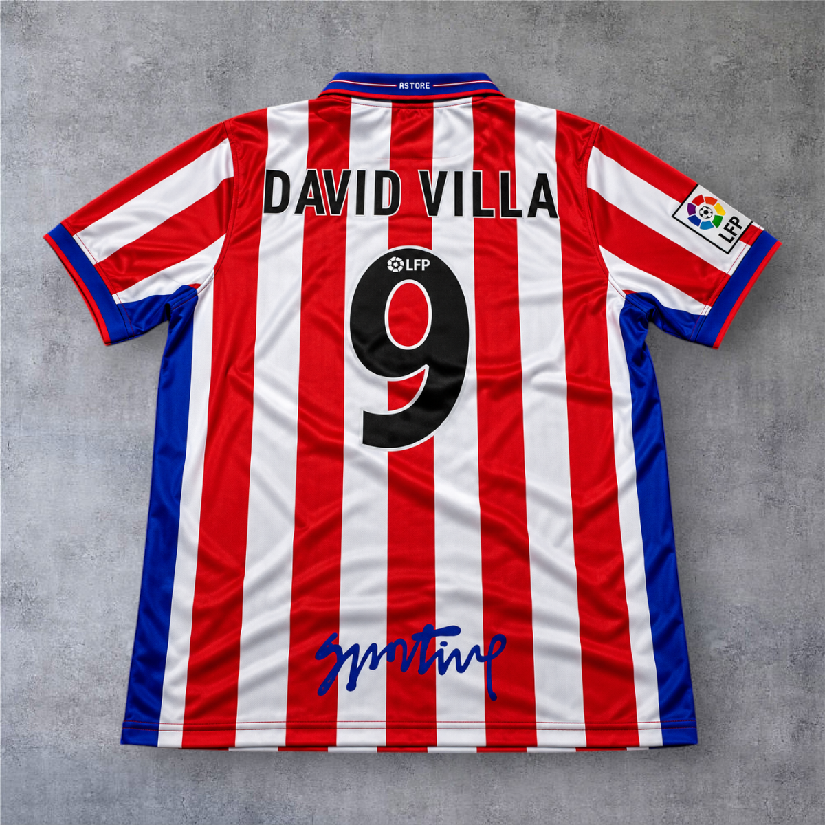 Camisola de futebol A minha loja Sporting Gijon 2002/03, listada em vermelho e branco com o nome David Villa e número 9