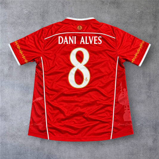 Camisola de futebol A minha loja do Sevilla 2003/04, vermelha, com o nome Dani Alves e o número 8 nas costas.