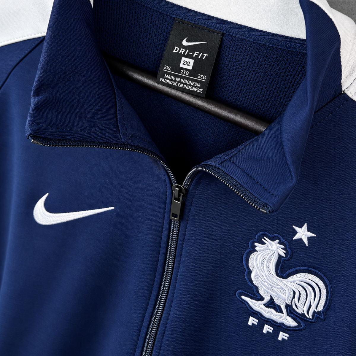 Casaco vintage da França 2014 A minha loja, azul marinho com detalhes brancos, fecho completo e logótipo bordado.