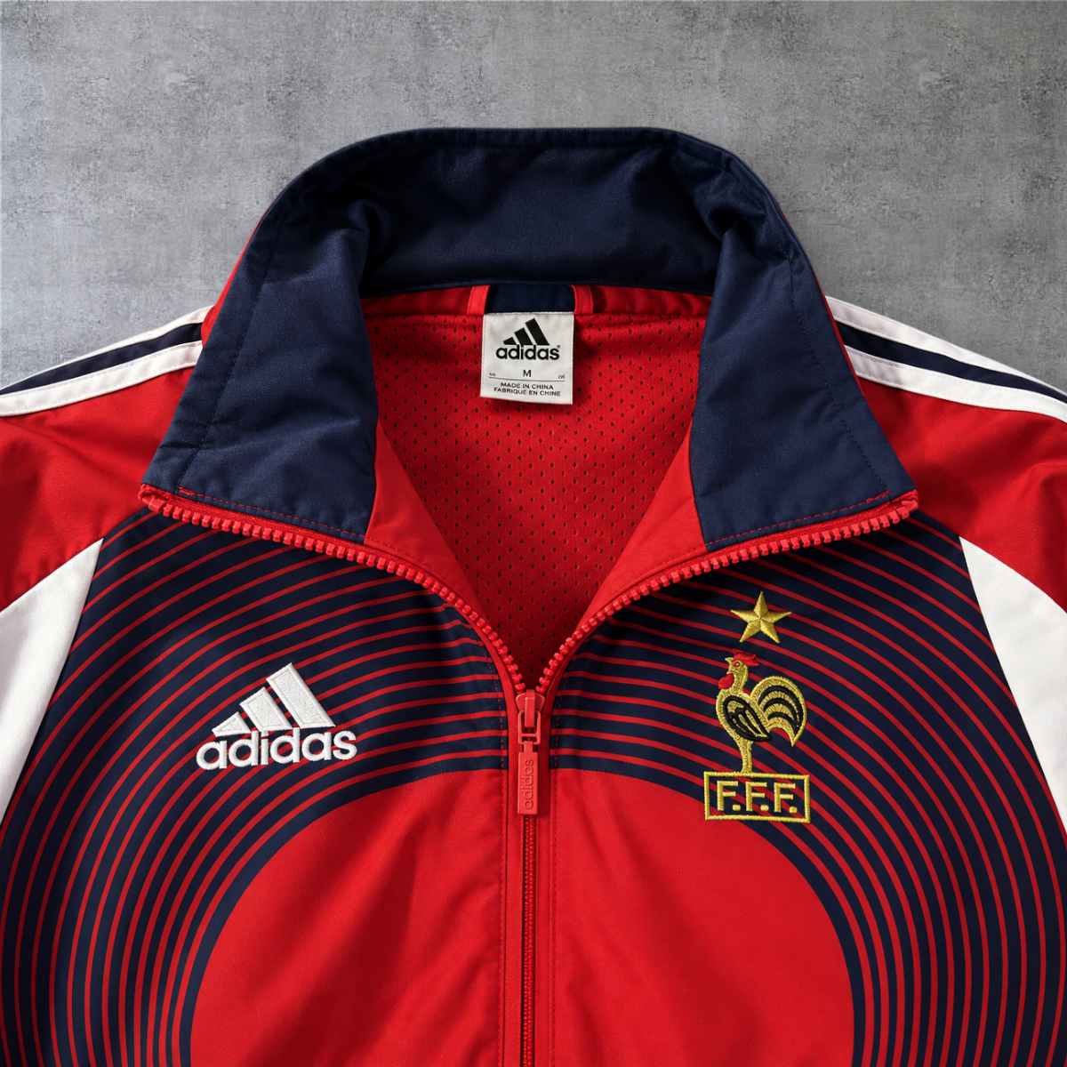 Casaco vintage da A minha loja da seleção francesa de 2006 em vermelho com detalhes em azul marinho e branco.