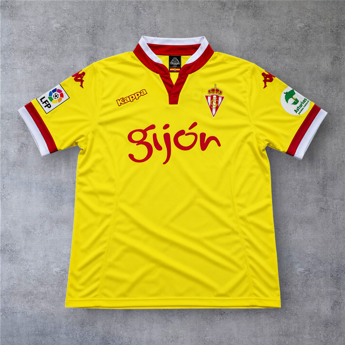 Camisola de futebol amarela A minha loja do Sporting Gijon 2015/16 com detalhes em vermelho e emblema do clube