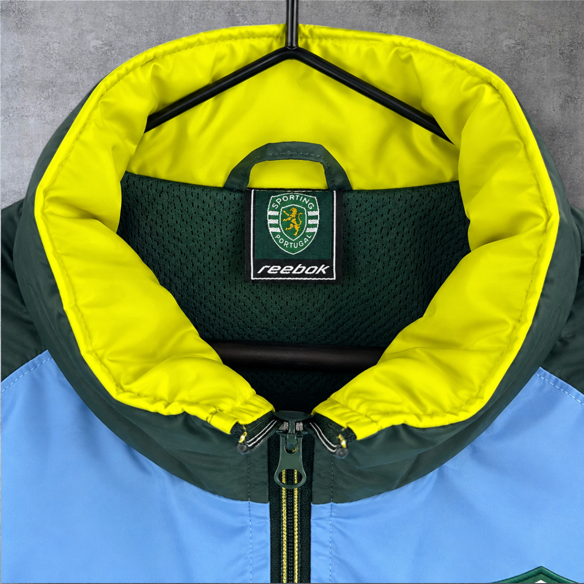 Casaco vintage Sporting 2003 A minha loja com gola amarela, detalhes em verde e azul e fecho de correr frontal