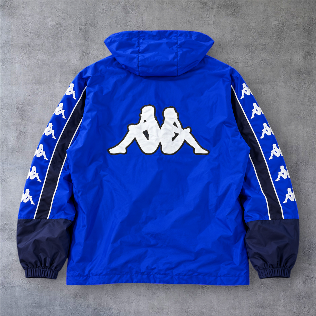 Casaco vintage A minha loja da Itália 1994, azul com capuz, fecho completo e logótipo icónico nas mangas.