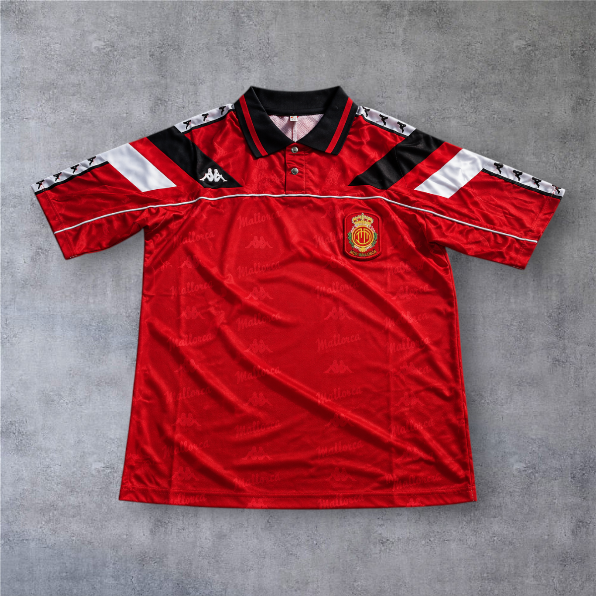 Camisola de futebol A minha loja do Mallorca 1995/96 vermelha com gola polo, detalhes pretos e brancos e emblema