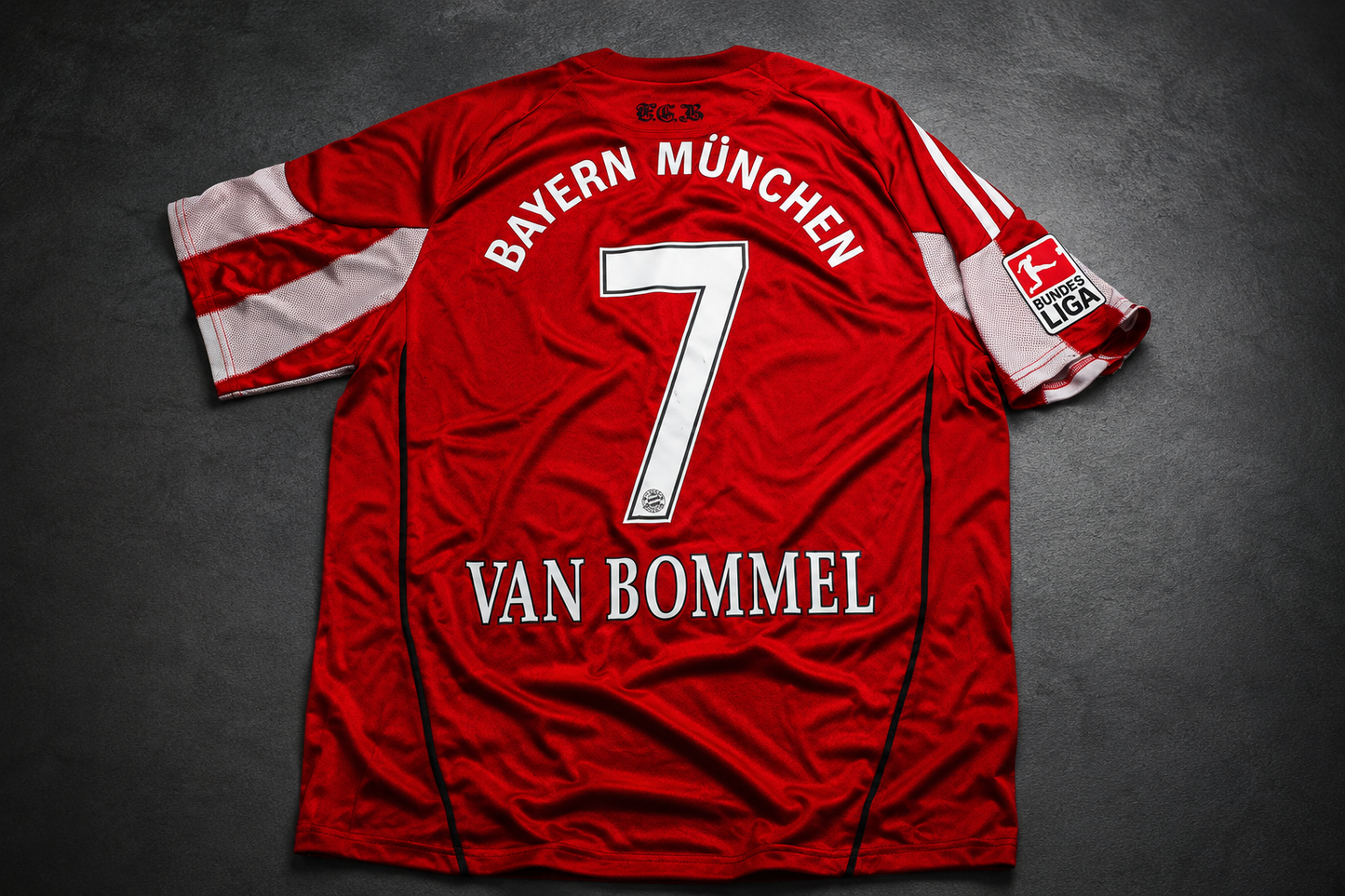 Van Bommel 7 - Bayern Home 2010/11 Bundesliga
