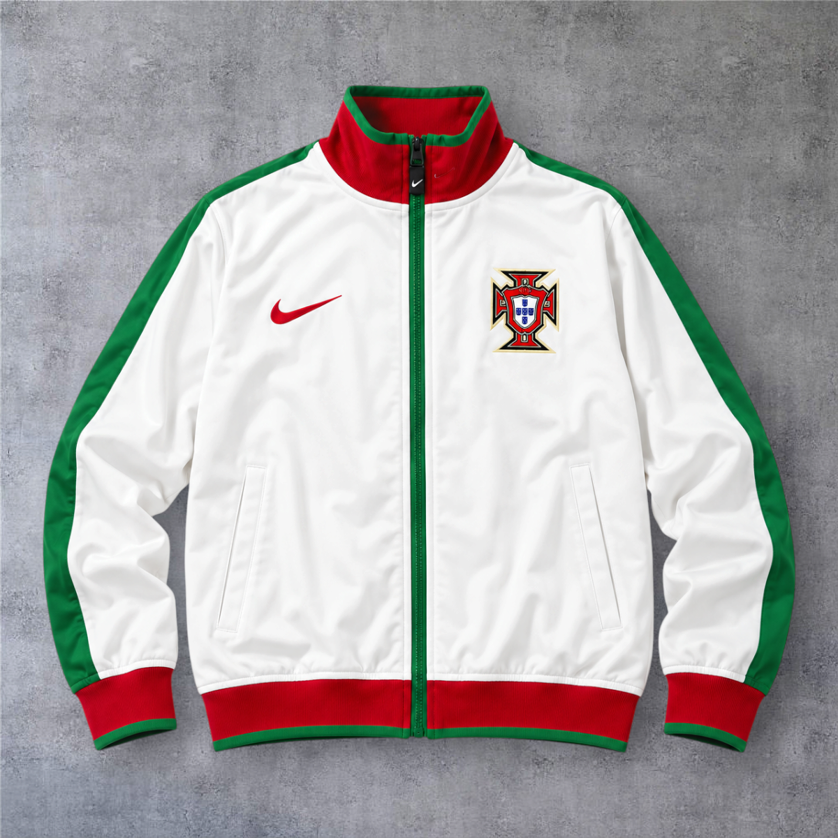 Casaco vintage de Portugal 2010/11 A minha loja, branco com detalhes em verde e vermelho e fecho frontal completo.