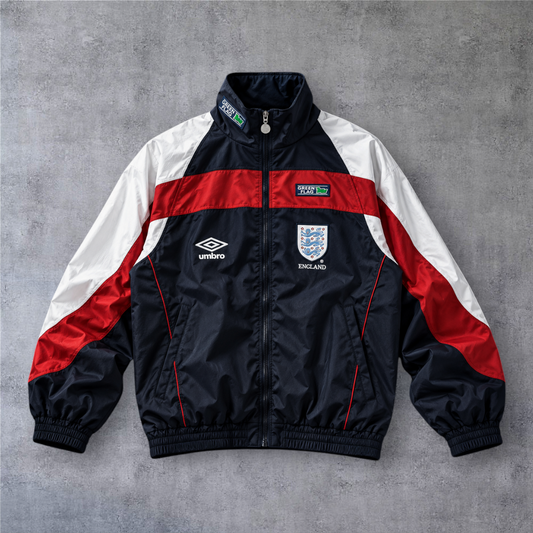 Casaco vintage da Inglaterra 1998 da A minha loja, com fecho completo, detalhes em azul marinho, branco e vermelho.
