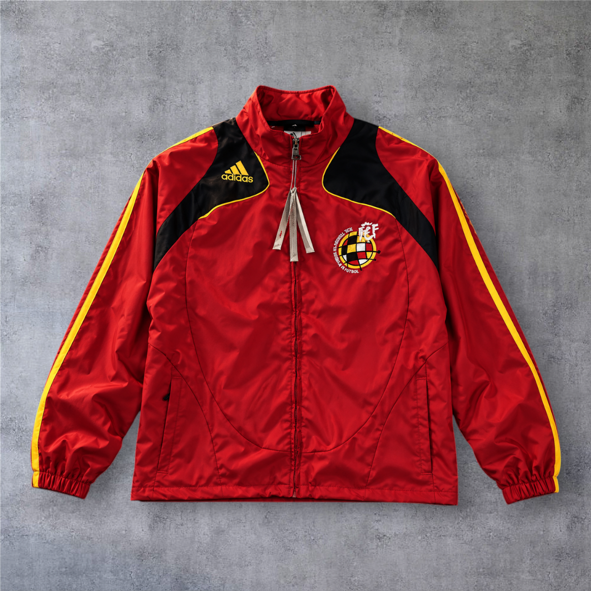 Casaco vintage da seleção de Espanha 2008 A minha loja, vermelho com detalhes pretos e amarelos e fecho frontal.