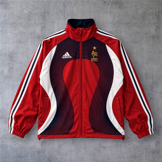 Casaco vintage de futebol da França 2006 A minha loja, vermelho com detalhes em azul marinho e branco e fecho zip.
