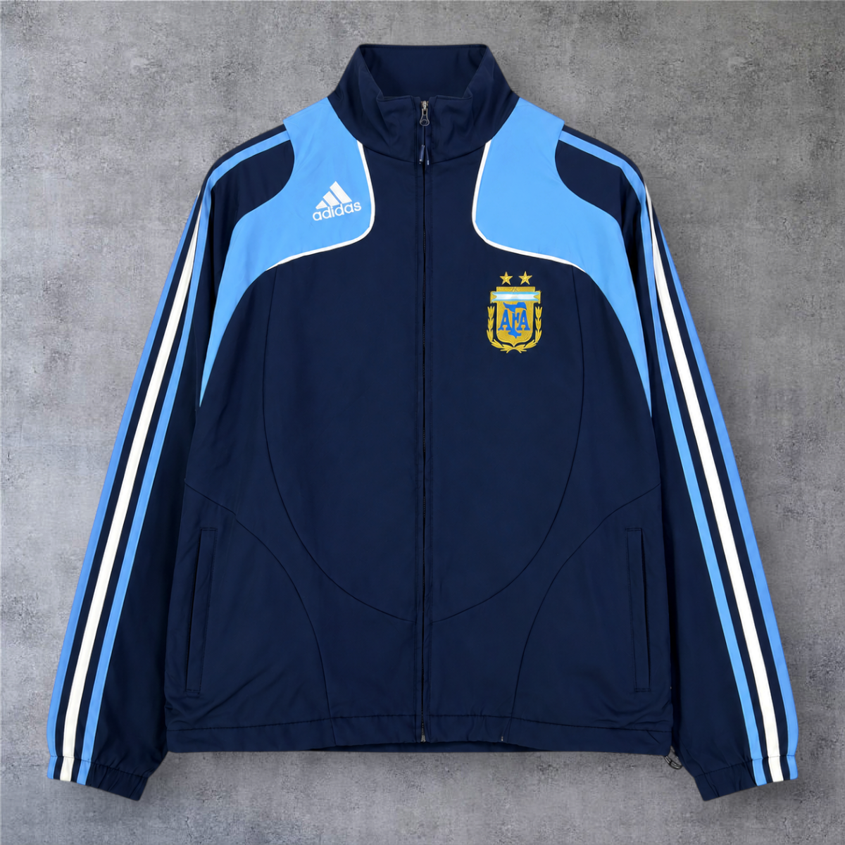 Casaco vintage da Argentina 2010/11 A minha loja, azul-marinho e azul-claro com fecho completo e emblema da equipa.