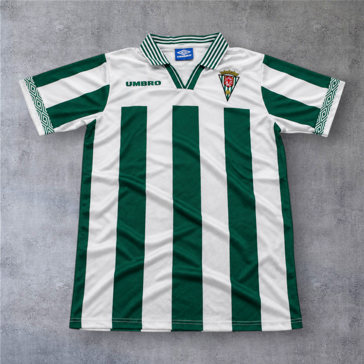 Camisola de futebol A minha loja Córdoba 1996/97, modelo clássico às riscas verticais verdes e brancas com gola polo.