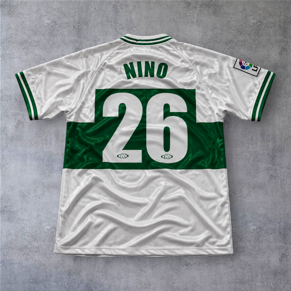 Camisola de futebol A minha loja Elche 1999/00 branca e verde com o nome Nino e o número 26 nas costas