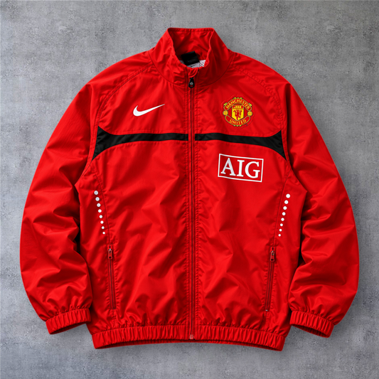 Casaco vintage A minha loja do Manchester United 2010, vermelho com fecho completo, logótipo Nike e emblema do clube.
