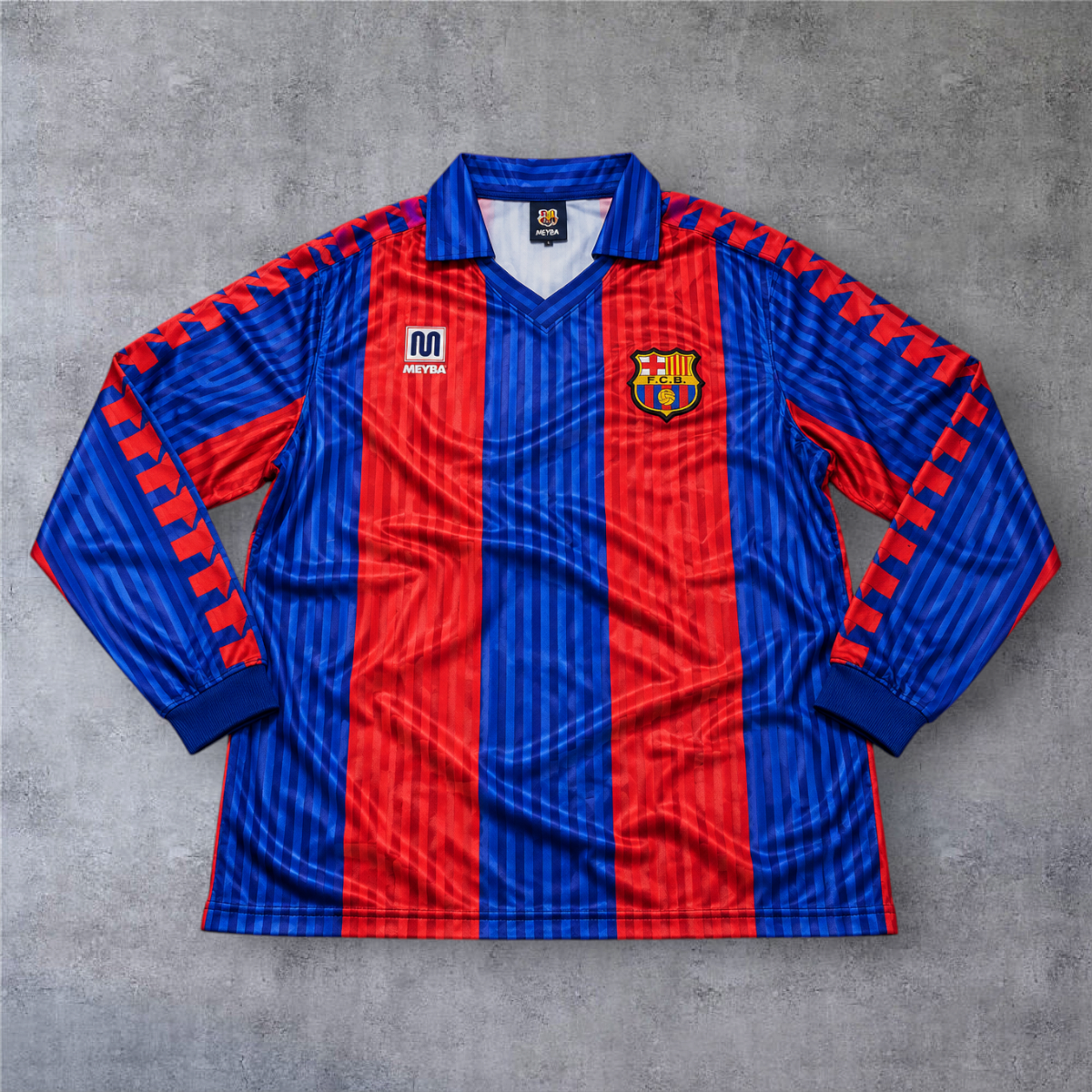 Camisola de futebol A minha loja Barcelona 1991, modelo de manga comprida com riscas verticais azuis e vermelhas.