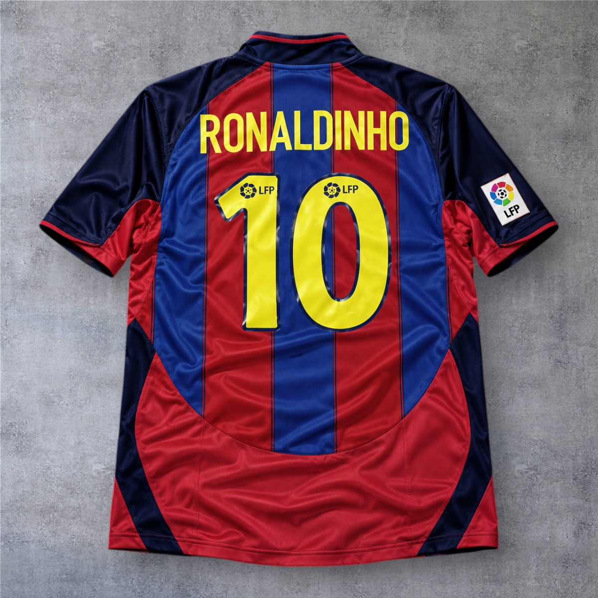 Camisola oficial A minha loja do Barcelona 2003/04, azul e grená, com o nome Ronaldinho e o número 10 nas costas.