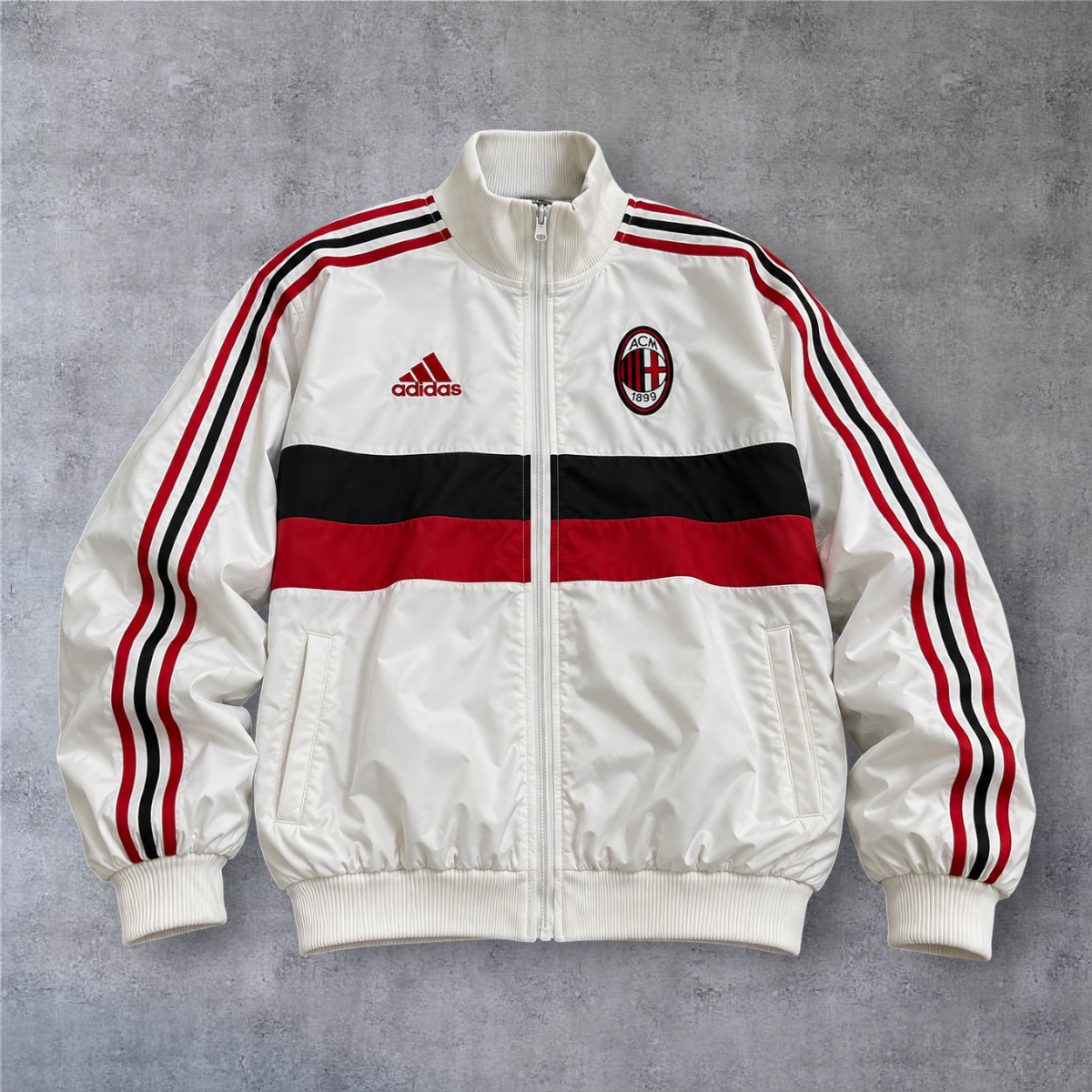 Casaco vintage A minha loja Milan 2014 branco com detalhes em vermelho e preto, fecho de correr e emblema do clube.