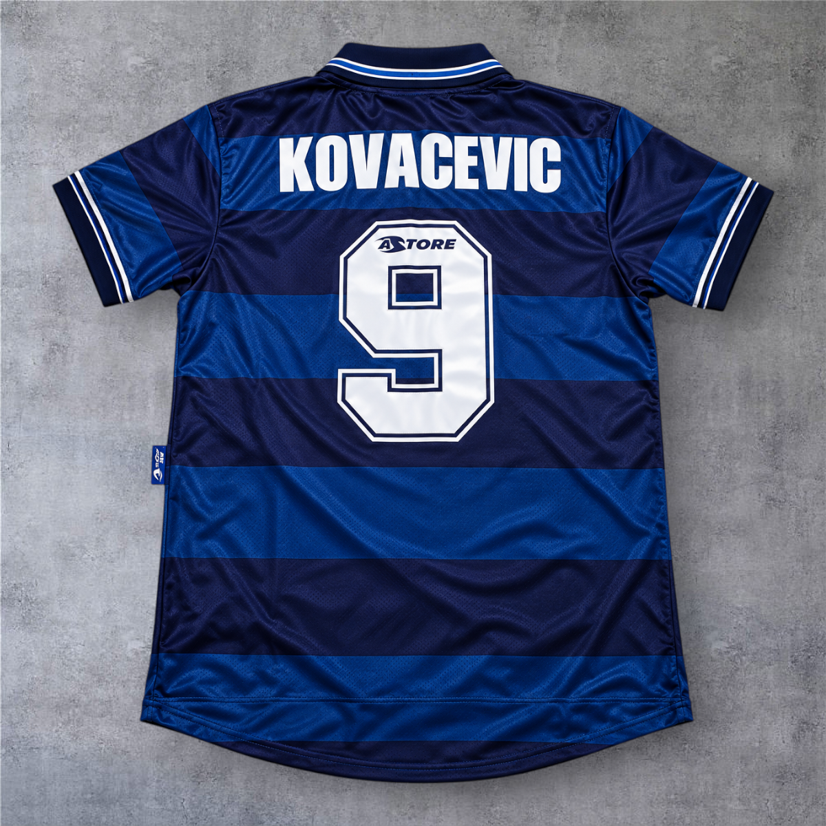 Camisola de futebol A minha loja Real Sociedad 1998/99 fora, azul com riscas, nome Kovacevic e número 9 nas costas.