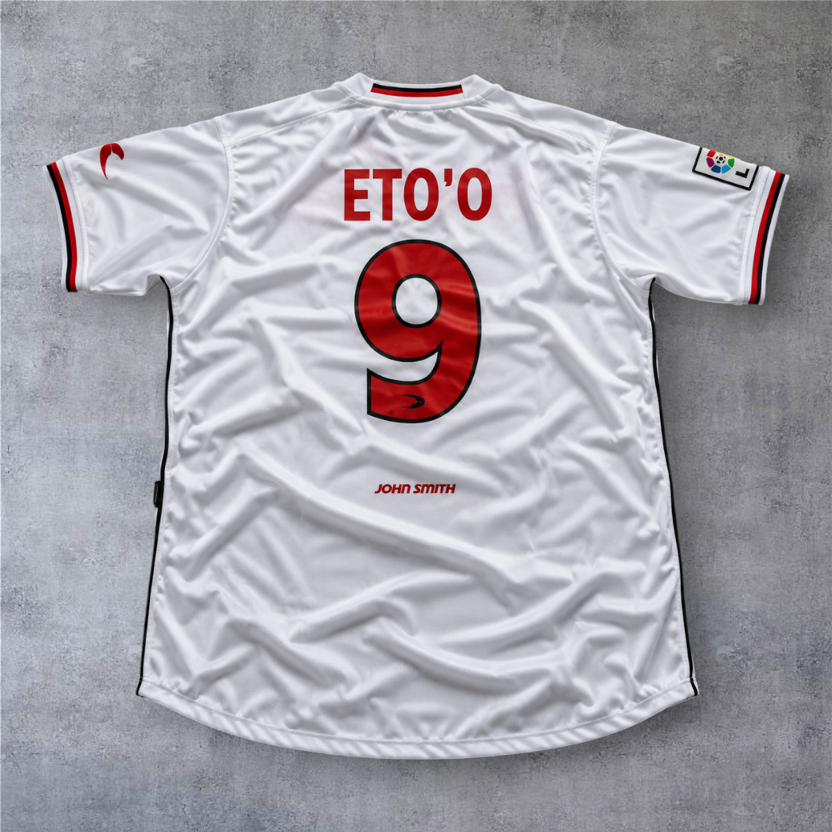 Camisola de futebol A minha loja Mallorca 2001/02 fora, branca com nome Eto'o e número 9 em vermelho nas costas.