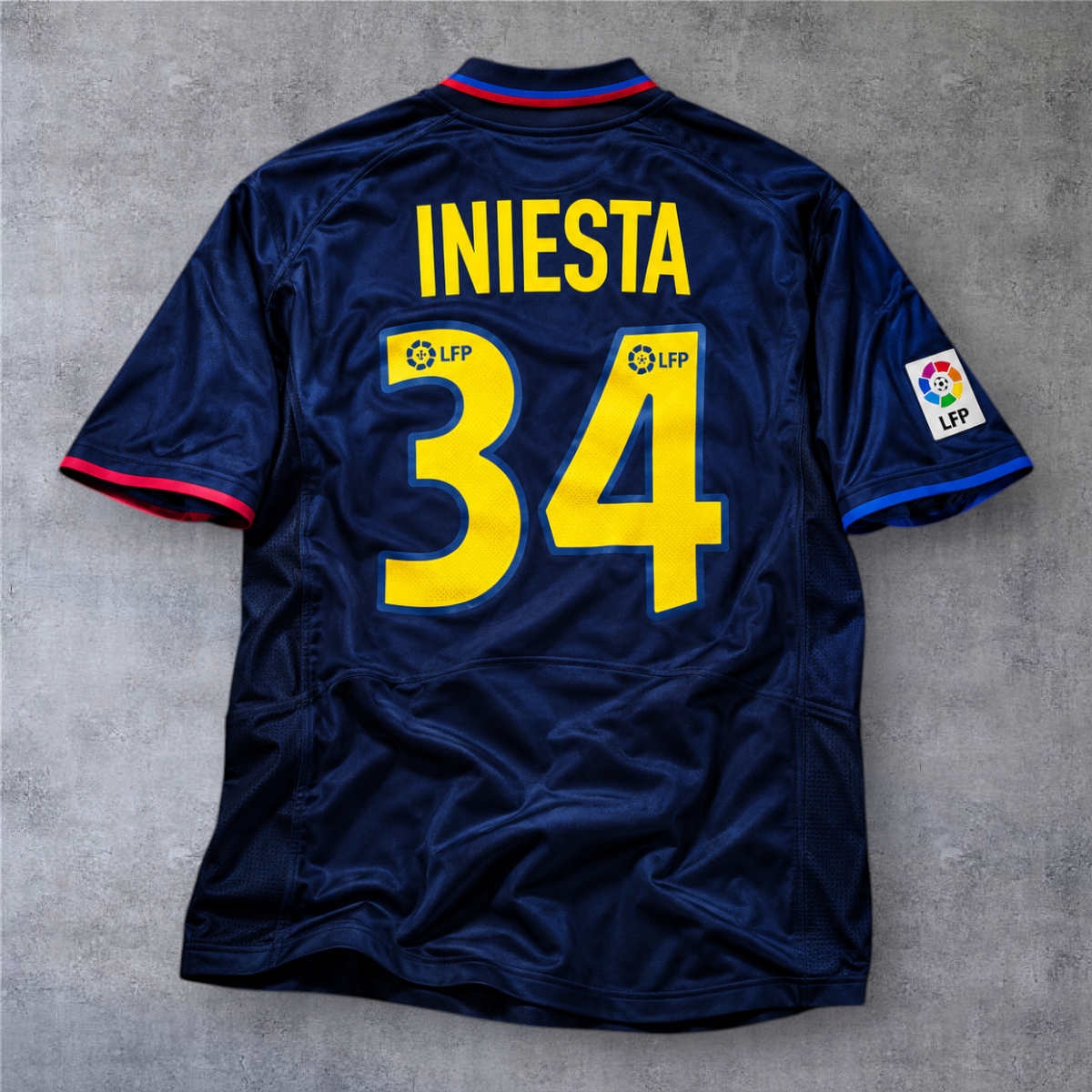 Camisola de futebol A minha loja do Barcelona 2002/03, azul, com nome Iniesta e número 34 nas costas.