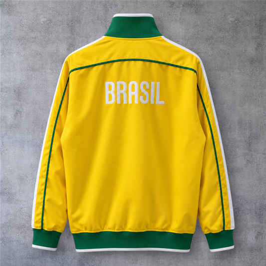 Casaco vintage A minha loja do Brasil de 2010, amarelo com detalhes verdes e brancos e inscrição BRASIL nas costas.