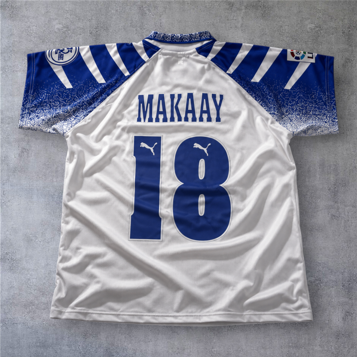 Camisola de futebol A minha loja Tenerife 1997/98 branca e azul com o nome Makaay e o número 18 nas costas