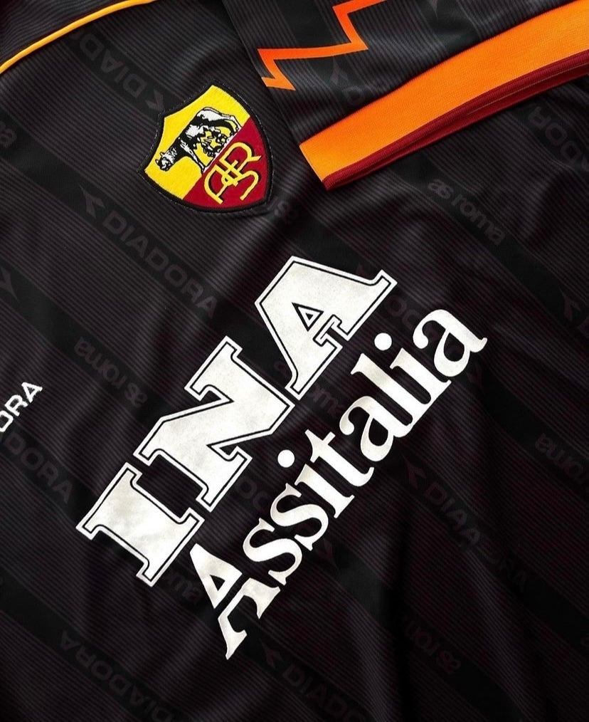 Totti 10 - Roma Away Kit 1999/00