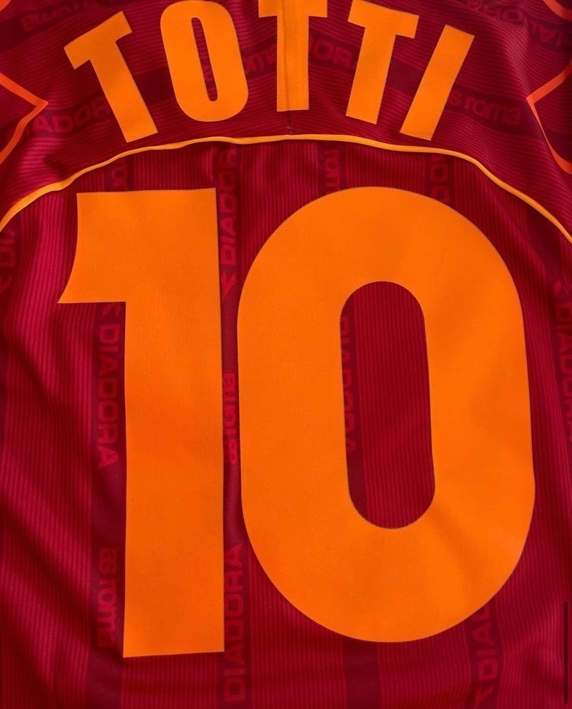 Totti 10 - Roma Home Kit 1999/00