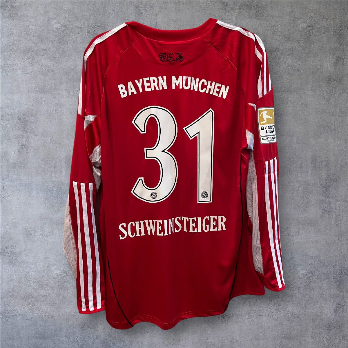 Schweinsteiger 31 - Bayern Home 2010/11 Bundesliga