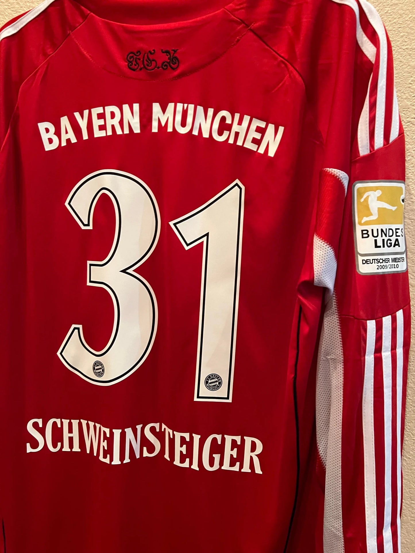 Schweinsteiger 31 - Bayern Home 2010/11 Bundesliga