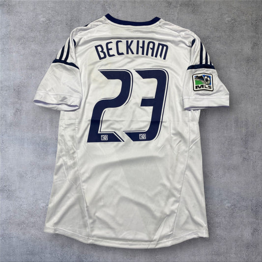 Camisola A minha loja do LA Galaxy 2012 de Beckham, branca com o número 23 e emblema da MLS na manga.