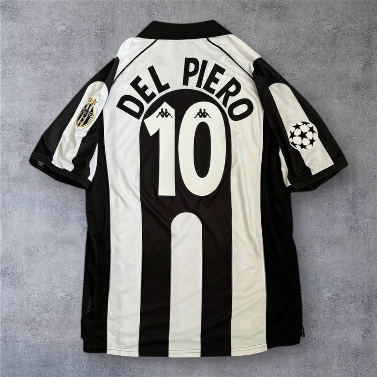 Camisola de futebol A minha loja Juventus 1997/1998, modelo casa, com o nome Del Piero e número 10 nas costas.